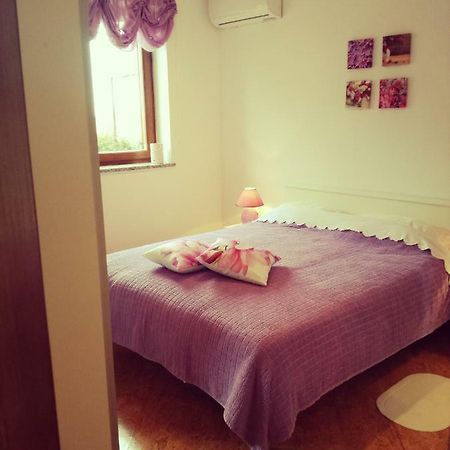 Room Kris With Private Entrance & Private Bathroom Vilanija Dış mekan fotoğraf