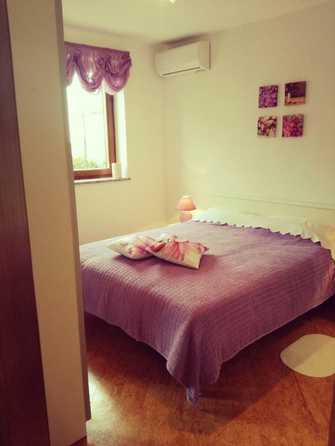 Room Kris With Private Entrance & Private Bathroom Vilanija Dış mekan fotoğraf