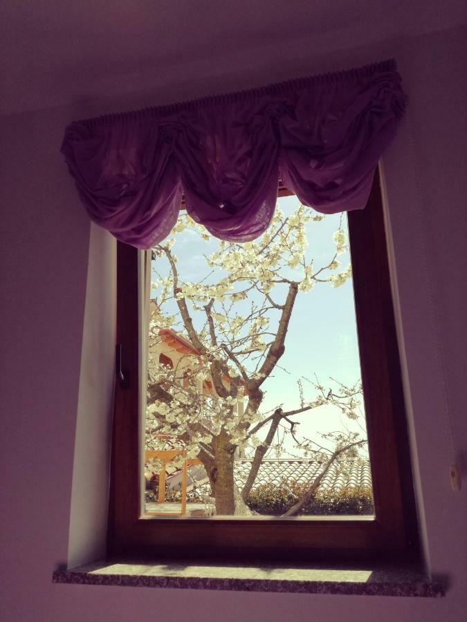 Room Kris With Private Entrance & Private Bathroom Vilanija Dış mekan fotoğraf