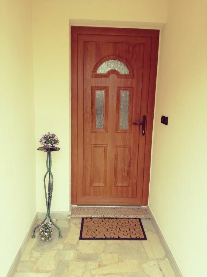 Room Kris With Private Entrance & Private Bathroom Vilanija Dış mekan fotoğraf
