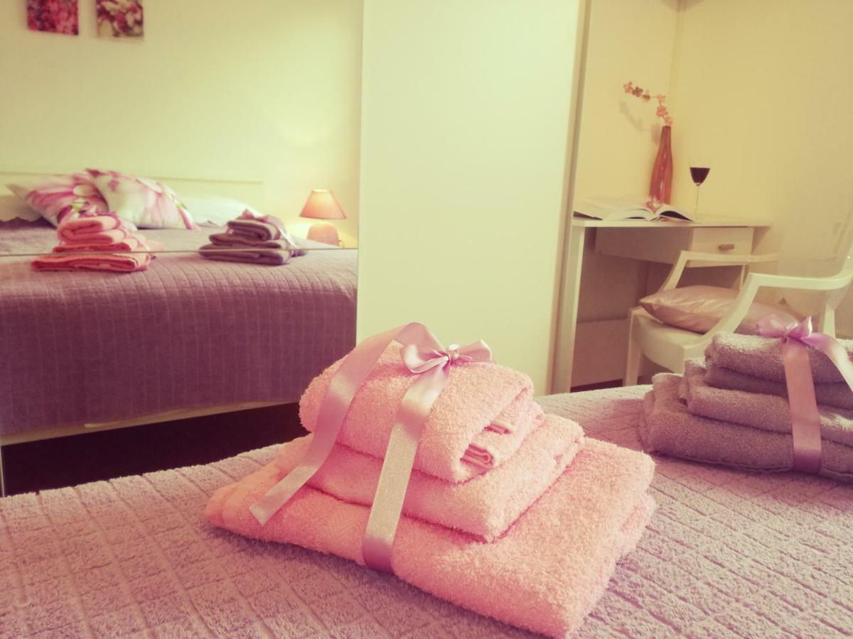 Room Kris With Private Entrance & Private Bathroom Vilanija Dış mekan fotoğraf