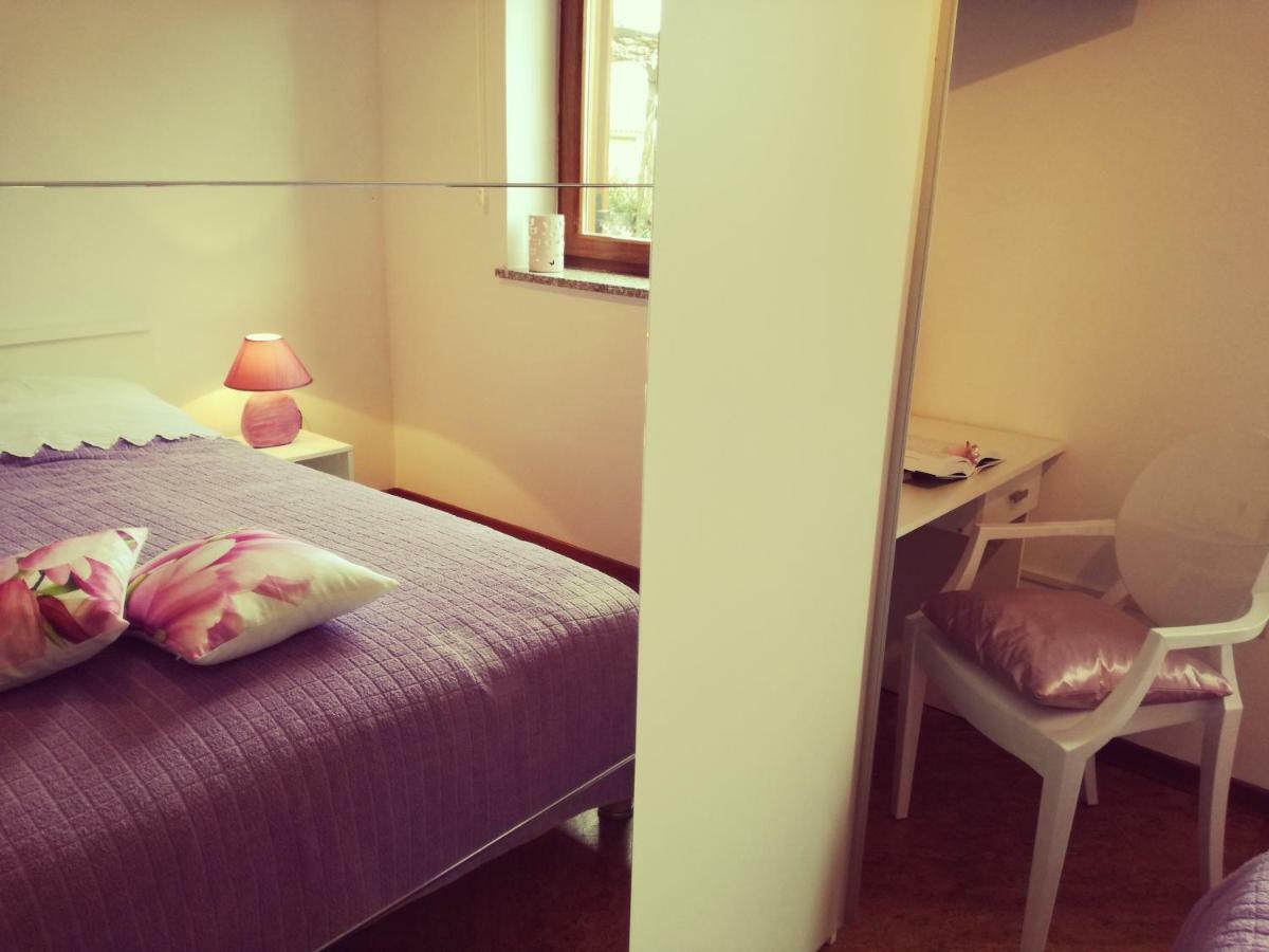 Room Kris With Private Entrance & Private Bathroom Vilanija Dış mekan fotoğraf