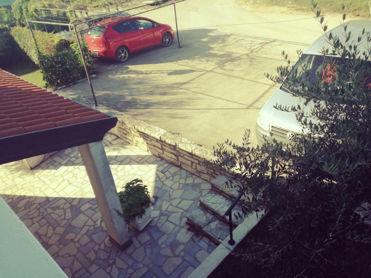 Room Kris With Private Entrance & Private Bathroom Vilanija Dış mekan fotoğraf