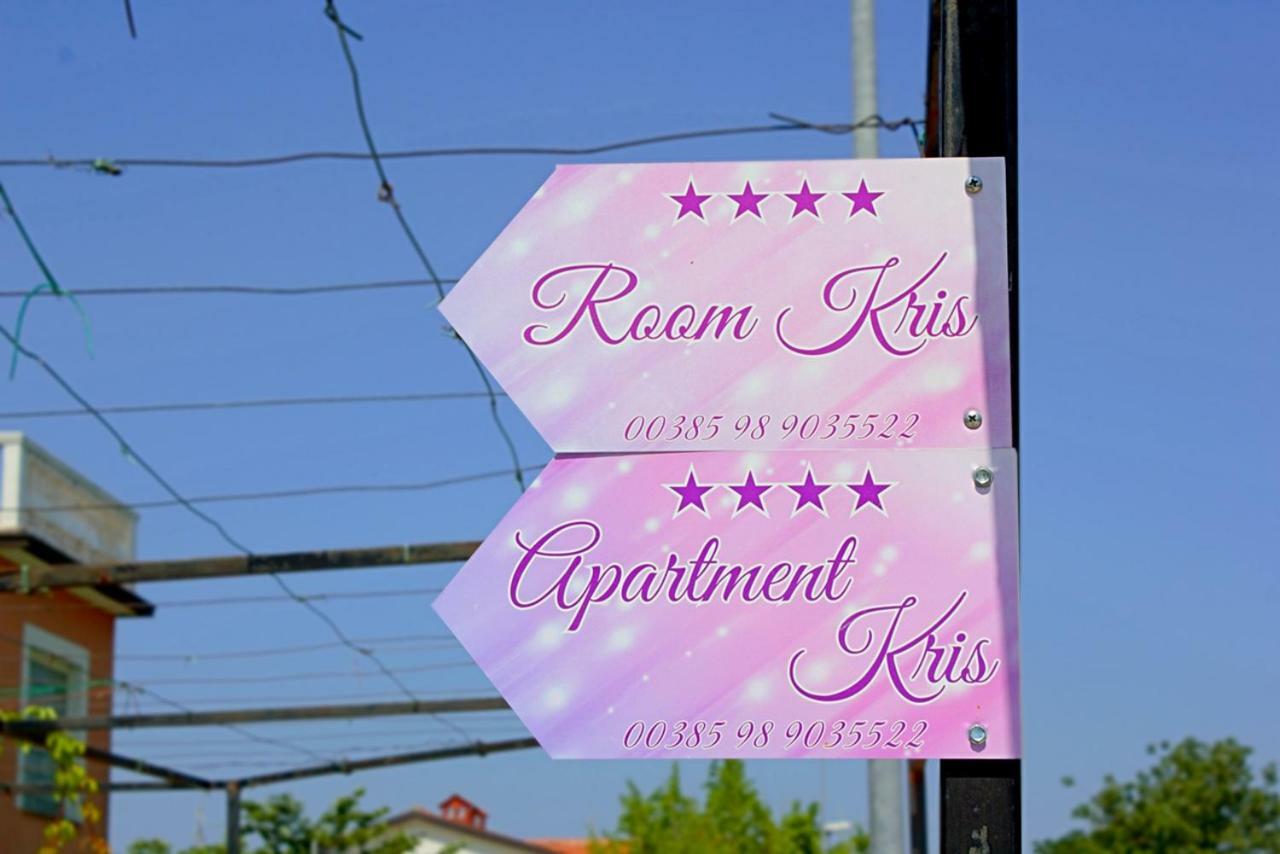 Room Kris With Private Entrance & Private Bathroom Vilanija Dış mekan fotoğraf