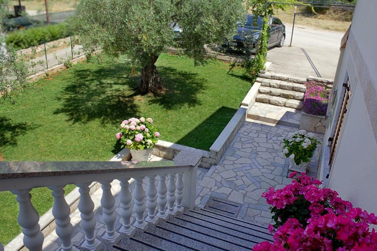 Room Kris With Private Entrance & Private Bathroom Vilanija Dış mekan fotoğraf